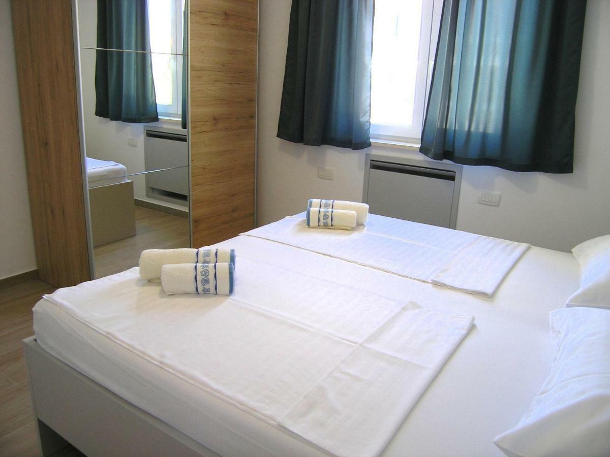 Apartmani Krajinovic Кърк Екстериор снимка