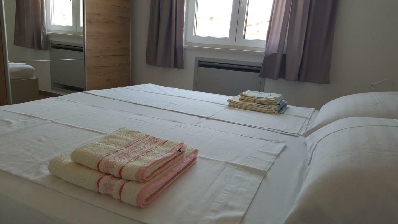 Apartmani Krajinovic Кърк Екстериор снимка
